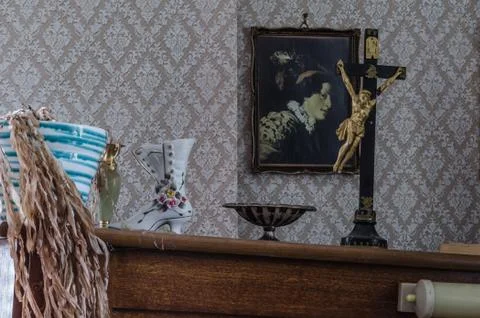 Cross and objects in old abandoned house Foto stock