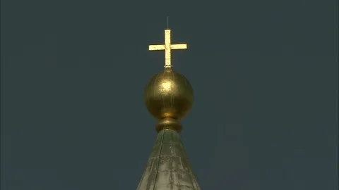 Cross and orb on top of the dome of the Basilica di Santa Maria del Fiore with Video stock 95600741
