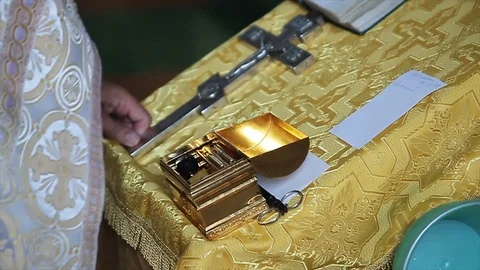 Cross, the Bible for the rite of baptism. Vidéo 107522141