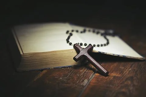 Cross on book Foto stock