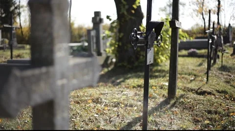 Cross on cemetery 库存影片 919751