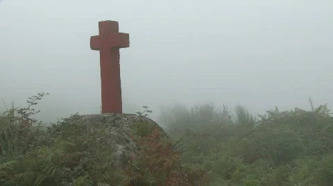 Cross in fog on mountain Video stock 533449
