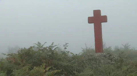 Cross in fog on mountain Stock Footage 624747