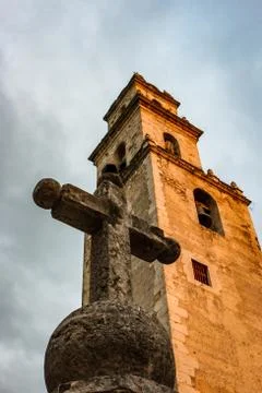Cross in front of the steeple of the Merida Cathedral, Yucatan, Mexico Foto stock