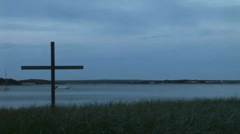 Cross in grass looking towards Cape Cod 動画素材 580716