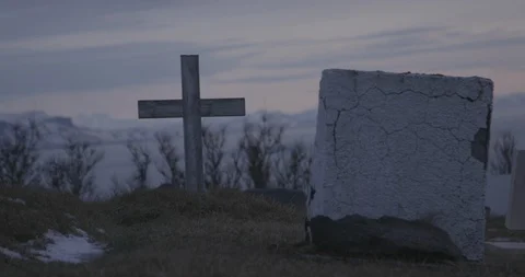 Cross on the grave at sunset Video stock 103809059