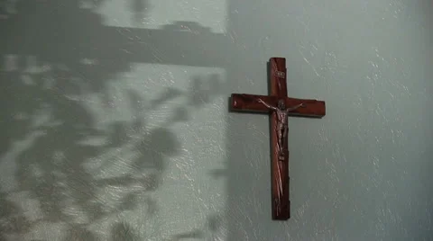 Cross hanging on a wall 動画素材 43074993