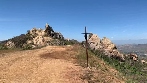 Cross on hill in malibu Vídeos de archivo 106965183