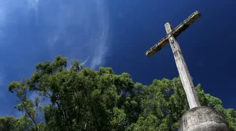 Cross on hill with wind in trees and clouds moving Video stock 10836566