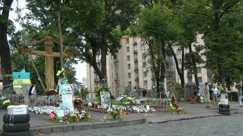 A cross honoring the killed protesters in Kiev (institutskaja street) 動画素材 40276033