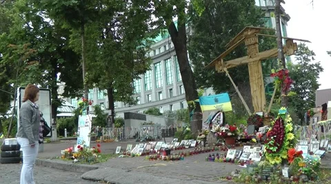 A cross honoring the killed protesters in Kiev (institutskaja street) Video stock 40276038