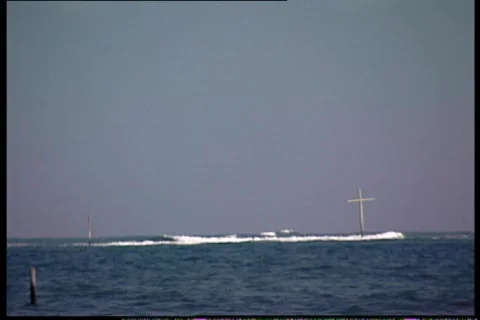 Cross in the ocean 動画素材 67749