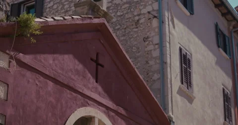 Cross on old town house facade in Rovinj 스톡 동영상 334243285