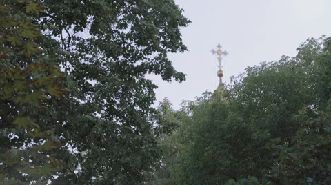 Cross othe top of the Christ,The Savior dome in Moscow, seen above the trees Stock Footage 64813027