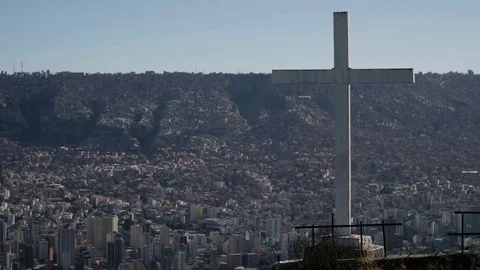 Cross over the city Video stock 82805698