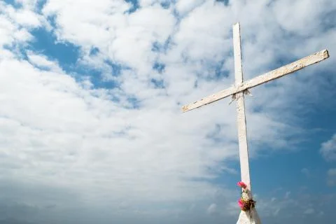 Cross with pink flowers 스톡 사진