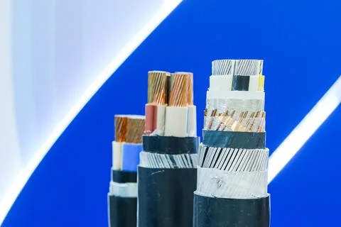 Cross section of electrical power cables displaying copper and aluminum wire Stockfoto's
