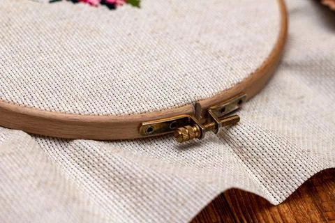 Cross stitching embroidery process. Needle embroidery frame threads. Hobby DI Foto stock