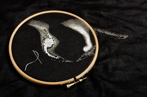 Cross stitching process on the black flax fiber Foto stock