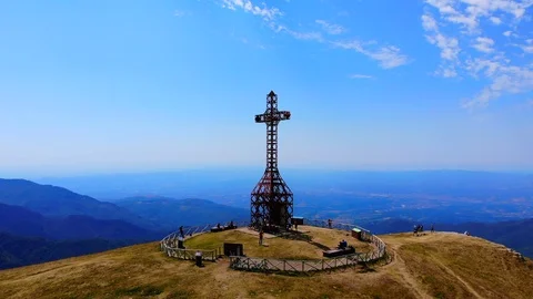 Cross on the top of a mountain 4K Drone | Croce del Pratomagno Video stock 124174923