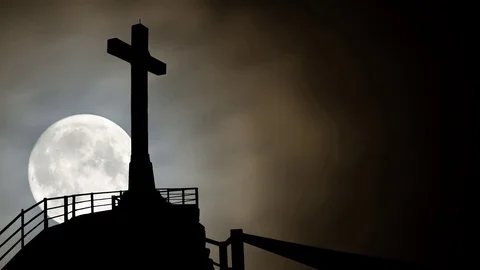 Cross on Top of Saint Catalina's Castle by Night with Full Moon, Spain Vídeo Stock 102885339