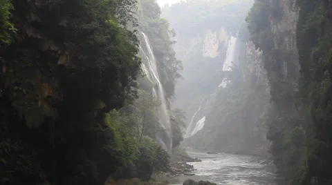 Cross waterfalls Vídeo Stock 32168852