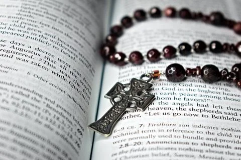 Cross within an Open Bible Stockfoto's