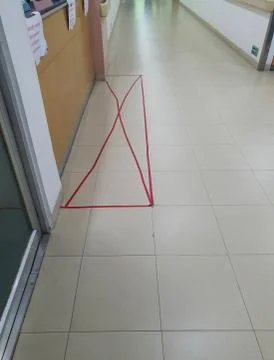 Crossed marked area to keep safe distance from the reception desk in corona Foto stock
