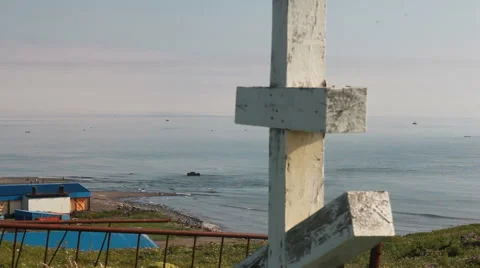 Crosses on the graves in the background of the ocean 스톡 동영상 42125492