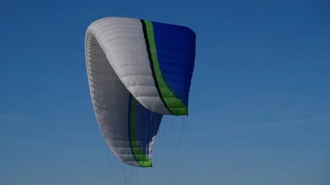 Crosses the sky in a silent flight 動画素材 146753597