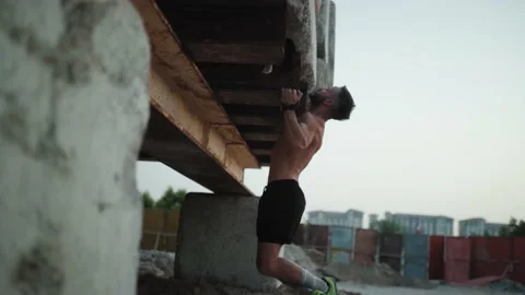 Crossfit man working out pull-ups in urban environment Video stock 142559843