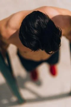Crossfit man working out pull-ups on chin-up bar Stock-Fotos
