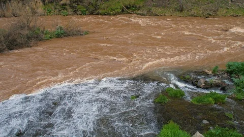 Crossing Between Clean and Dirty Water, Arpa River in Jermuk, Armenia 1 Vidéo 90093893