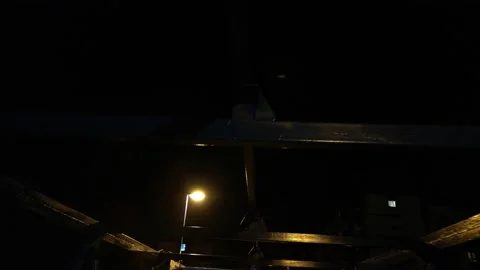 Crossing the bridge at night Vídeo Stock 138599285