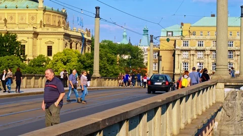 Crossing bridge , Prague Vidéo 91167687