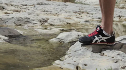 Crossing the creek 스톡 동영상 36946815