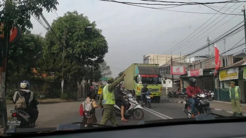 Crossing the road 스톡 동영상 95125642