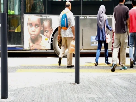 Crossing the road Video stock 112609645