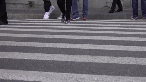 Crossing the road Video stock 134150782