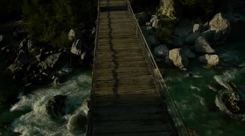 Crossing a suspension bridge Vídeos de archivo 44903663