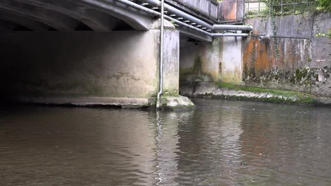 Crossings of a small river, under a bridge Vidéo 96120939