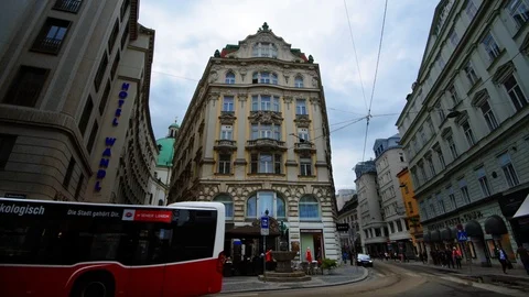 A crossroad in the centre of Vienna (Austria) Stock Footage 116185795