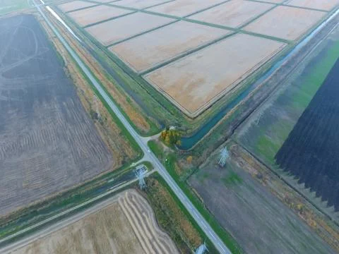 Crossroads paved roads through the fields. View from above Foto stock