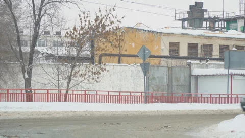 Crossroads at the prison in the city of Samara Vídeos de archivo 103330464