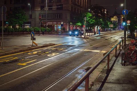 At the crossroads of two roads on a spring night in Milan, cars stopped at a 库存照片