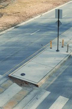 Crosswalk section placed in the middle of a quiet street in an urban area d.. Фото