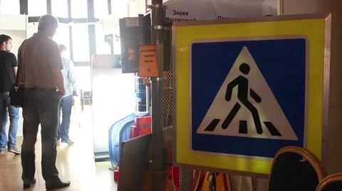 Crosswalk sign Vídeos de archivo 62644762