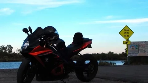 Crotch rocket sitting next to ocean Vídeos de archivo 45290518