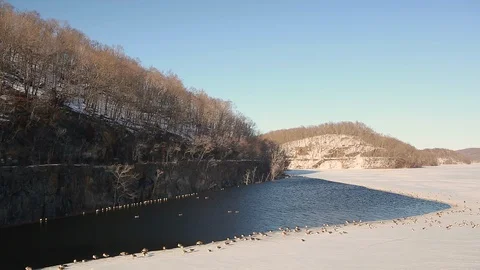 Croton River During Winter 動画素材 99692566