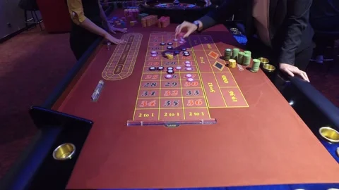 Croupier and player make bets in Casino. Vídeo Stock 170716037